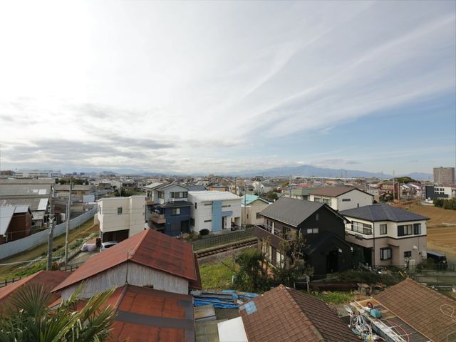 広々とした景色の屋上 風景 屋上からは広い眺望を楽しむことができ、日々のリフレッシュに最適です。そびえる山脈が遠くに望まれ、心地よい空間を提供しています。