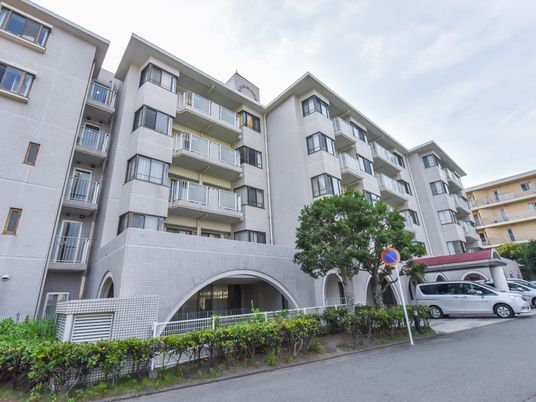 白い建物の外観