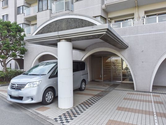 清潔感のある建物エントランス