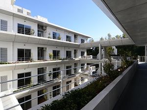 明るい中庭の通路  