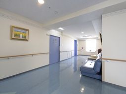 きれいな廊下とリクライニングチェア