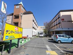 施設外観と看板