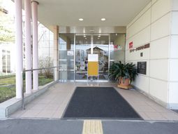 明るいエントランスの外観