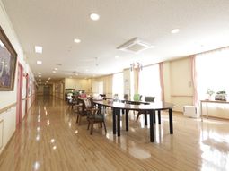 明るい廊下と休憩スペース