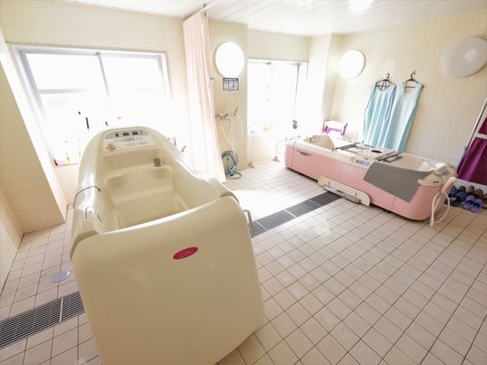 明るい浴室設備