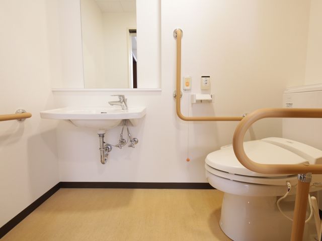 バリアフリー対応トイレ トイレ 手すり完備で安全に使える清潔なトイレです。利便性と快適さを備えています。