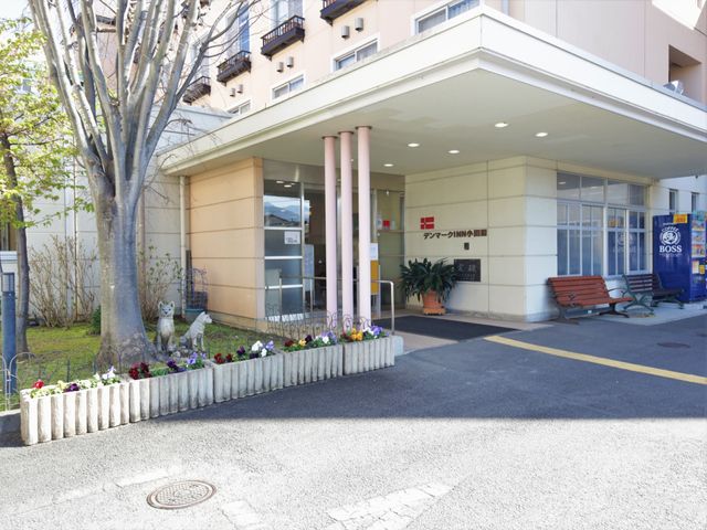 清潔感のあるエントランス 外観 穏やかな環境の入口です。ベンチには待ち合わせも快適です。