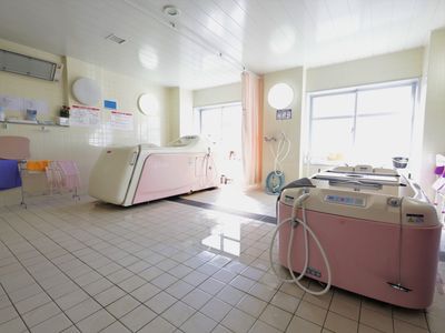 明るい浴室の設備