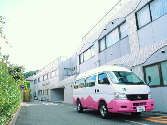 外観と送迎車