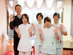 スタッフの明るい集合