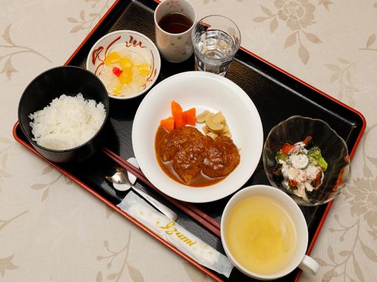 配膳された和食の食事