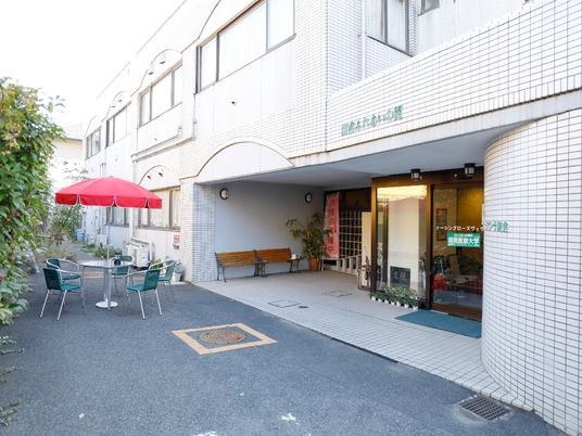 入口にテーブル椅子あり