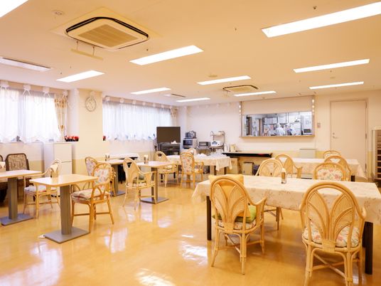 広々とした明るい食堂