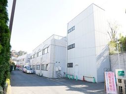 施設の外観と駐車場