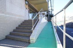 階段とスロープの外観