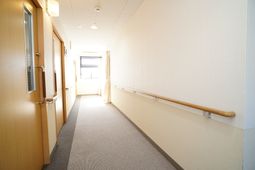 明るい廊下の一角