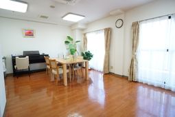 明るい居室の風景