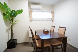 清潔なダイニングスペース