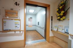 廊下とエレベーターの入り口