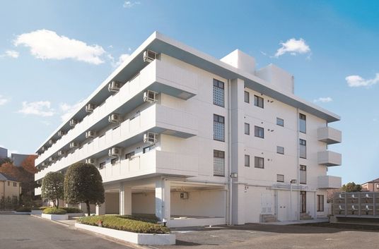 白い建物の外観