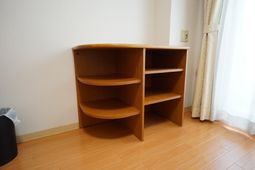 空の棚とカーテン