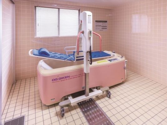 「ニチイホーム 仲町台Ⅱ番館」の特別浴室。入浴の介助用設備を整えている。