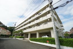 明るい外観の建物