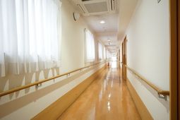明るい廊下の風景
