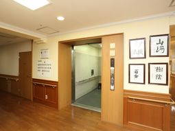 廊下とエレベーターの風景