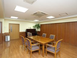 共有スペースのある応接室