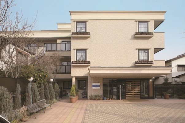 庭と建物の外観