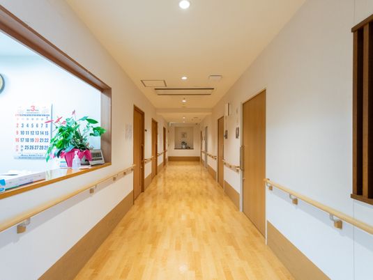 木の床が広がる廊下