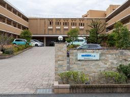 車が停まっている建物の前