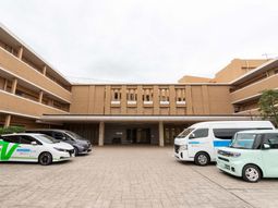駐車場のある建物の外観