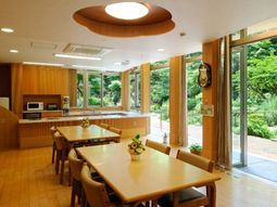 明るい食堂の様子