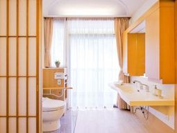 明るいトイレ付き洗面所