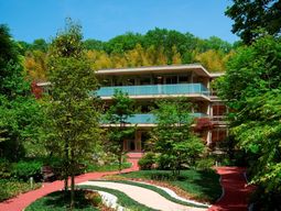 緑に囲まれた建物外観