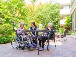 緑豊かなテラスで会話