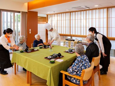 職員と利用者の食事風景