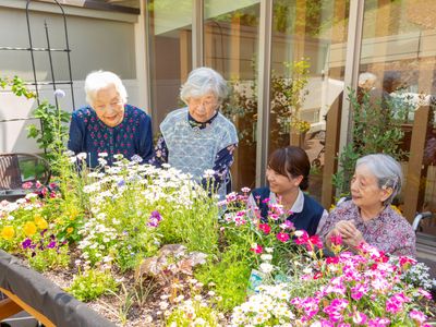 花に囲まれた人々の憩い