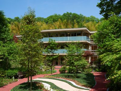 緑豊かな庭付き建物