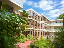 明るい中庭のある建物