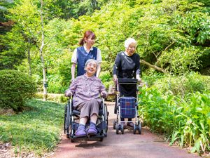 散歩する三世代の様子