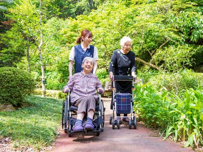 散歩する三世代の様子