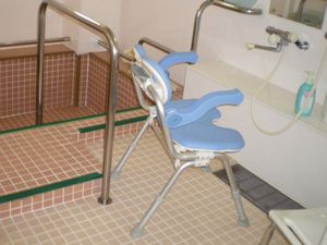 入浴用チェアと手すりの浴室  