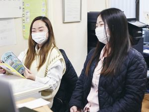 談笑するスタッフの休憩室  