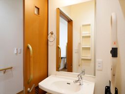 洗面所と扉付き廊下