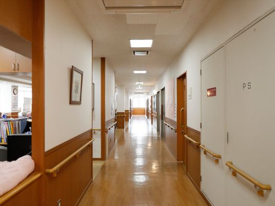 広々とした廊下の風景