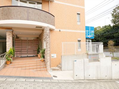 玄関のある建物外観