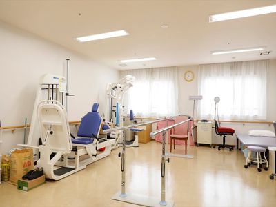機能訓練器具とベッドの部屋